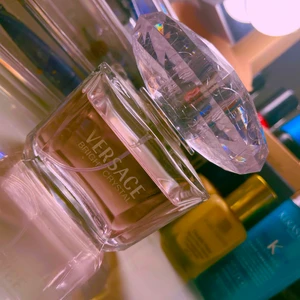 Versace parfym  - Topp: Granatäpple, Yuzu Hjärta: Magnolia, Pion, Lotus Bas: Acajou-trä, Amber, Mysk. 50ml EDT