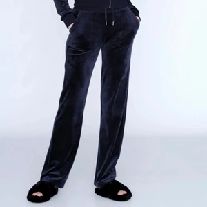 Juicy byxor - Säljer nu mina mörkblåa juicy byxor med fickor. Varför priset är så lågt är för att det är 2 stycken brännmärken på ena knät tyvärr. En blandning mellan de mjuka och handduks tyget. Är 173 och byxorna går ner till mina fötter. Storlek xs