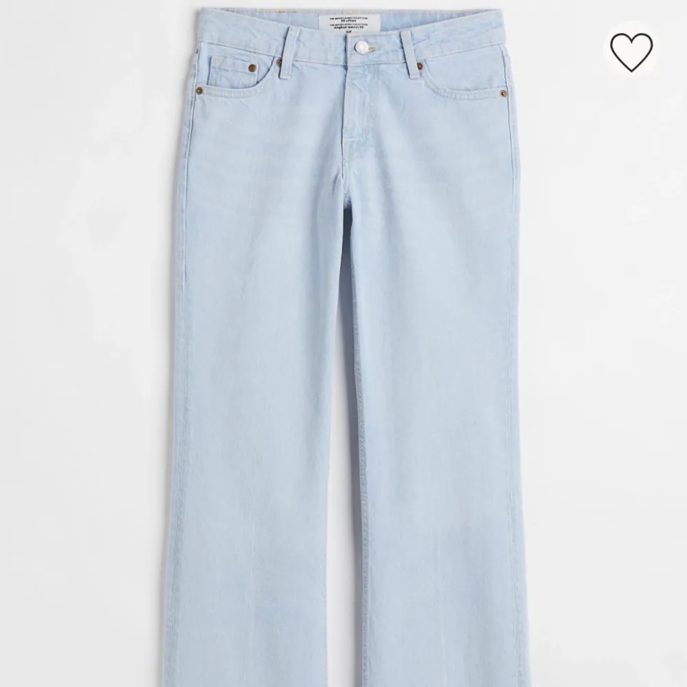 Lågmidjade jeans i storlek 34 från hm med prislapp kvar då dem var för korta för mig🤍 Pris 399+frakt. Slut på hemsidan! Betalning sker via swish. Jeans & Byxor.