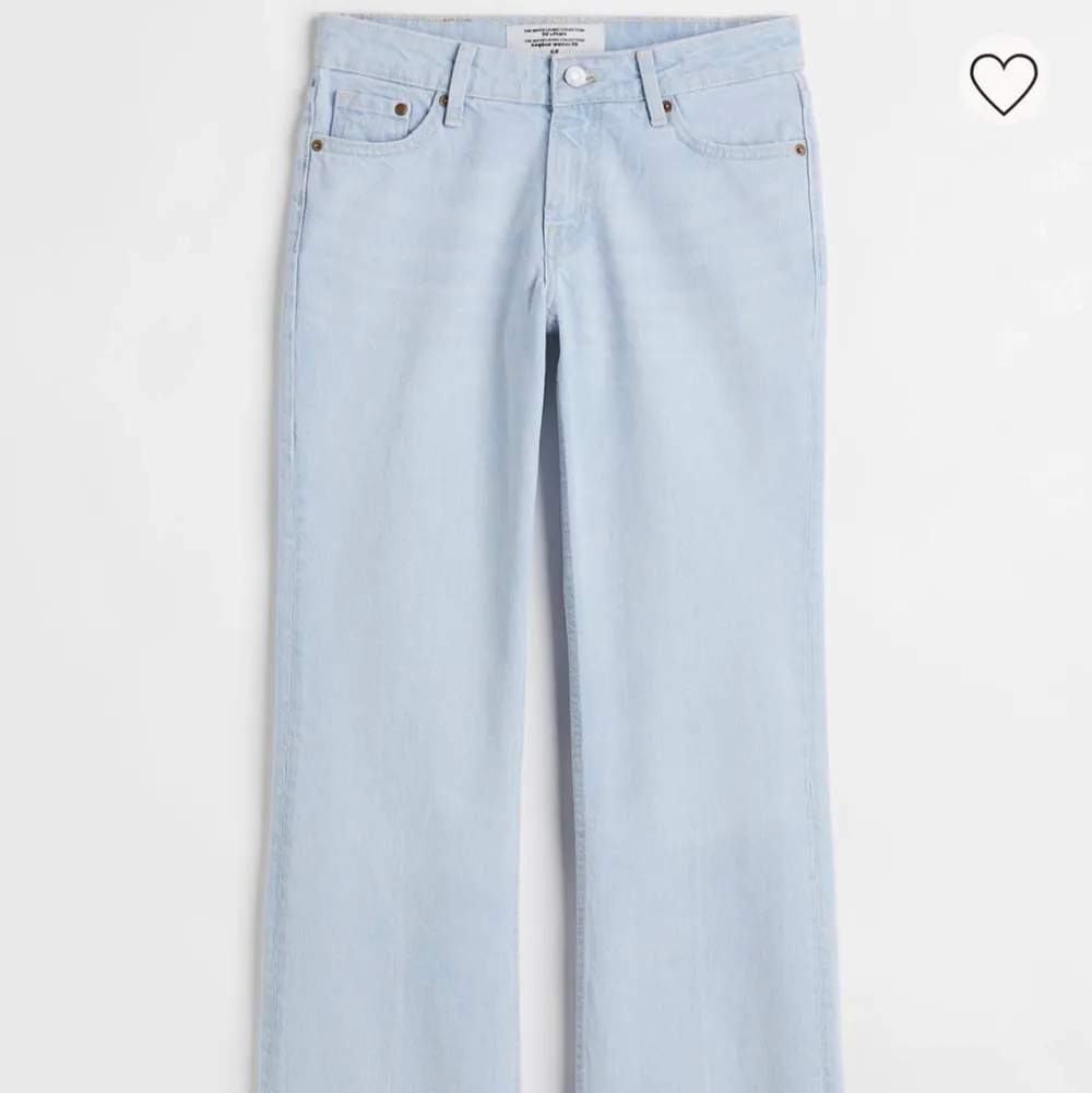 Lågmidjade jeans i storlek 34 från hm med prislapp kvar då dem var för korta för mig🤍 Pris 399+frakt. Slut på hemsidan! Betalning sker via swish. Jeans & Byxor.