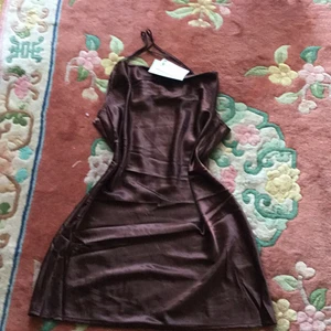 Ny - En ny satin klänning som pasar s- m och pasar till allt