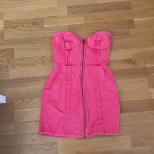 Tubklänning i jeans - MÅNGA INTRESSERADE - BUDA I KOMMENTARERNA!!!💓 Tubklänning, jeansmaterial, rosa med dragkedja