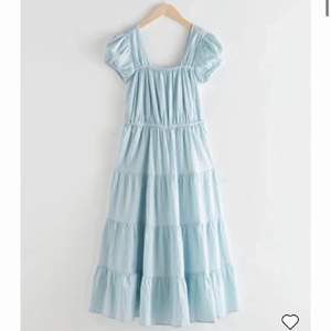 Säljer den absolut drömmigaste klänningen man kan bära i sommar. Helt ny och köptes för 1400kr. Jag har sytt om den hos skräddare och tagit bort puffärmarna vilket gjorde klänningen mycket snyggare enligt min smak. Vid snabb affär kan priset sänkas🤍🫶🏻