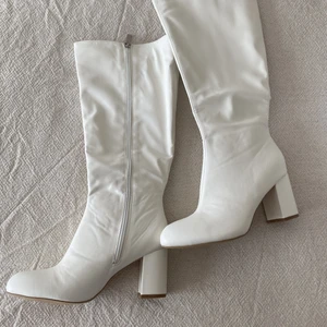 Höga vita stövlar  - Supersnygga höga vita stövlar som tyvärr var för små och inte kan returneras! Passar snyggt till kjolar och klänningar i sommar. Står 39 på men skulle säga att de är i 37/38. Frank ingår i priset! Kan mötas upp i centrala Stockholm<3