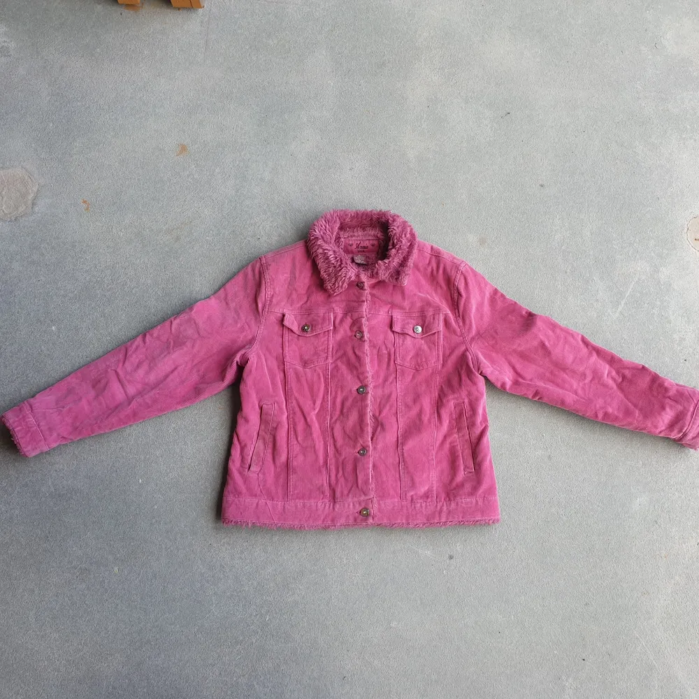 True Y2K Curdoroy jacket in this stunning hot pink color with vegan fur lining. I love the little rhinestone buttons, this jacket is so glamorous. Bimbo Dreams come true when you put it on.. Jackor.