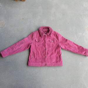 True Y2K Curdoroy jacket in this stunning hot pink color with vegan fur lining. I love the little rhinestone buttons, this jacket is so glamorous. Bimbo Dreams come true when you put it on.