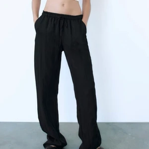 Zara - Poppis byxor från zara i xs. slutsålda, säljer då de inte kommer till användning. Drog bort prislappen så inte kunnat skicka tillbaka, aldrig använda❣️❣️