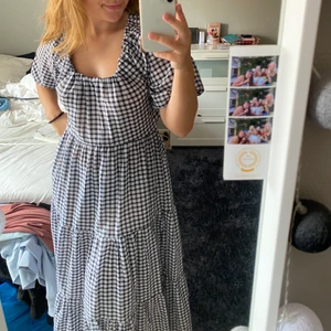 Långklänning från mango i storlek xs  - Underbar långklänning från mango som är luftig med puffiga armar. Superskön nu till sommaren. Den är storlek xs och är lång på mig om är 160. Säljer dock för jag har massa andra klänningar och denna inte kommer till användning. Knyter i nacken. 