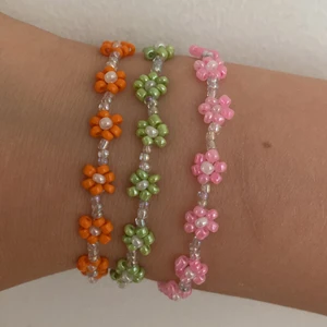 Egna armband - Säljer så fina armband jag gjort själv😍 de är elastiska o har väldigt fina mönster. Skriv gärna andra färger och kombinationer på armband om ni är intresserade💕Armbanden på bild 1 kostar 15kr/st o armbanden på bild 2 kostar 20kr/st💛(frakt tillkommer!)💛