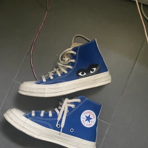 Comme des garcons converse  - Självklart äkta, knappt använda så i bra skick. Vid snabbaffär kan jag gå ner i pris. Nypris 1900kr ca
