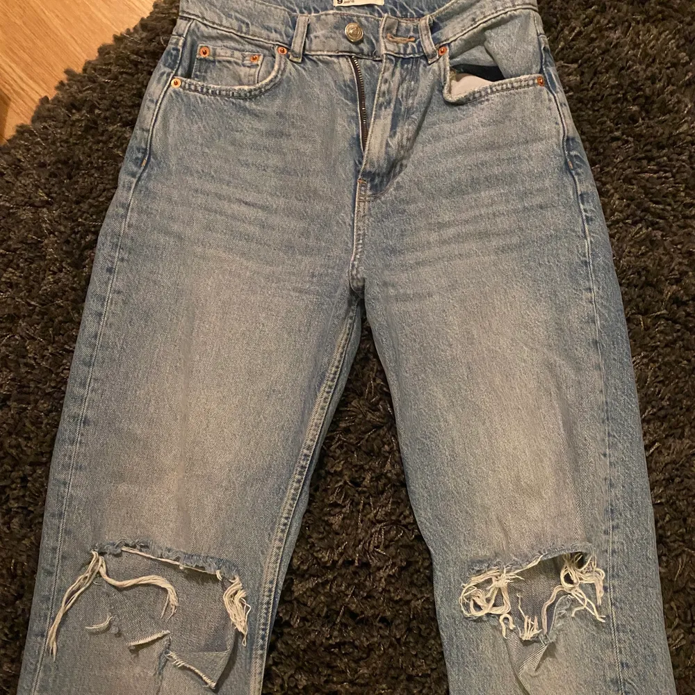 Säljer dessa tre Gina jeans då dem inte längre passar mig, säljer helst alla tre för 130kr eller så kostar ett par 50kr. Dem två sista jeansen är knappt använda:)). Jeans & Byxor.