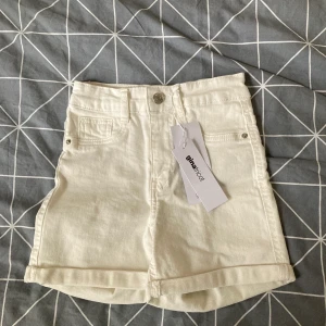 Vita Shorts Gina Tricot - Ett par nya vita shorts från gina i storlek XS. Köpte inför sommaren men säljer pga för liten storlek. Aldrig använda endast provade, alla lappar sitter kvar. Nypris: 299kr. Kan mötas upp i Stockholm 