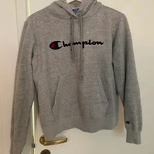 Säljer denna snygga hoodie från ”Champion” då den inte längre kommer till användning. Priset kan diskuteras, Köparen står för frakt!