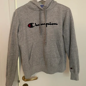 Hoodie - Säljer denna snygga hoodie från ”Champion” då den inte längre kommer till användning. Priset kan diskuteras, Köparen står för frakt!