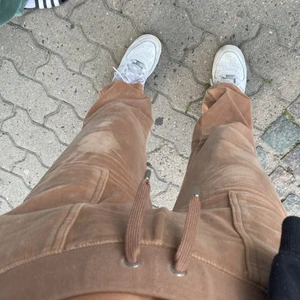 Juicy coture - Säljer mina beige/rosa juicy för dom inte kommer till användning längre, dom är knappt använda.