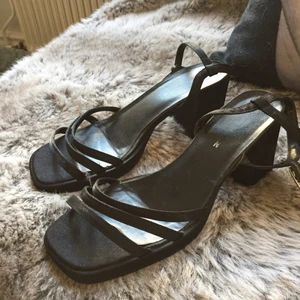 Superfina sommarklackar - Superfina sandaletter med låg klack och fyrkantig tå! Köpta på Humana för 350 kr och oanvända av mig! Kan frakta eller mötas upp!