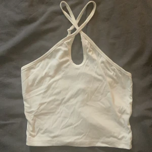 Halter neck topp  - Vit halter neck🤍 skriv om du vill ha bild på! (Tror frakten blir billigare än det står!)