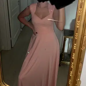 Jättefin rosa långklänning. Aldrig använd (endast testad) och lapparna sitter fortfarande kvar.  Nypris (999kr) (Fläckarna i första bilden sitter självklart på spegeln och inte klänningen) Dm för fler bilder! ❤️