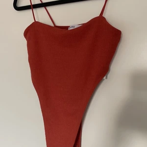 Body - Jätte fin body, använd endast en gång, den är lite för lång för min överkropp därför väljer jag att sälja den! Den är mer en mörk  aprikos röd. Skriv för fler bilder. Frakten diskuterar vi privat.