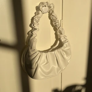 Axel väska - Vit Axel väska köpt här på plock för 2 år sedan. Kom aldrig till användning där av säljer jag den.