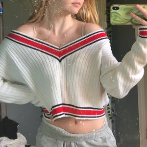 Off shoulder tröja - En vit offshoulder-tröja i stickat material och snygg design på kanterna. Väldigt skön och ganska tunt material. 