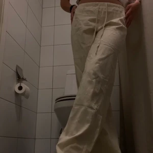 Linnenyxor - Säljer dessa jättefina linnebyxor från pull & bear. De är använda fåtal gånger så de är i mycket bra skick. Hör av er vid frågor! Frakt tillkommer🥰