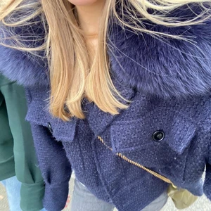 SÖKER MEOTINE JACKA💓 - Hej jag söker en Meotine jacka i helst xs/S men s/m funkar ocskå ❤️ spelar inte så stor roll vilken färg men helst mörkblå, eller svart men alla färger funkar lika bra🤗 kan tänka mig pris mellan 1000-2000💓