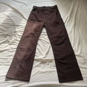 Ett par bruna straight jeans ifrån lindex ❣️ högmidjade! Har några fläckar nere på vänstra benet men syns ej tydligt!FRAKT: Frakt ingår i priset! ❤️  KONTAKTA INNAN MED KÖP NU FUNKTIONEN! 
