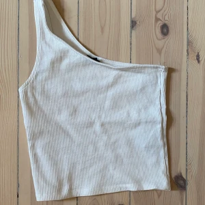 One shoulder topp - Vit one shoulder topp från Gina. 
