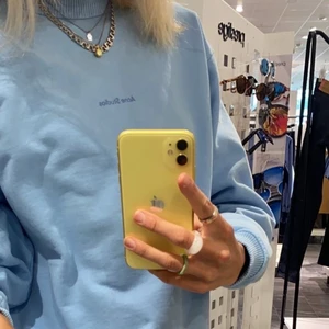 Acne sweatshirt  - Säljer denna super fina sweatshirten från acne i så fin blå färg 😍💙Köpt för 2700 kr, den är som ny där av  mitt pris 1800 kr