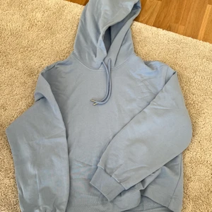 Hoodie blå 💙 - Matchande hoodie till mjukisbyxor, också använd 1 gång & köpt för 790kr! Paketpris kan fixas vid önskan 💙 Superskönt set & otroligt fint tillsammans men inte riktigt min stil :/