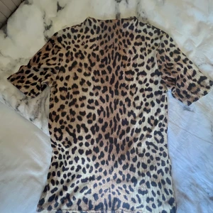 Topp storlek s - Den passar storelek M också,kommer inte till användning.