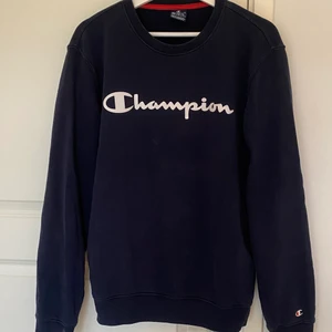 Champion sweatshirt - Snygg och skön mörkblå champion tröja med logo på framsidan. Är i nyskick 🥰