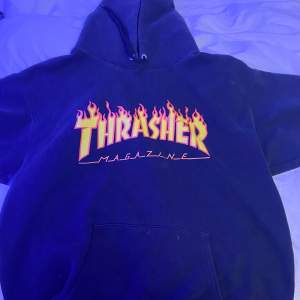 säljer min äkta thrasher hoodie, den är lite sträv men inget man märker av när man har på sig den, är i s men passar m också, köparen står för frakten💗