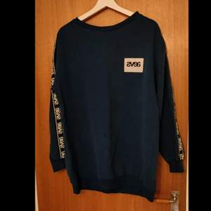 En mörkblå sweatshirt från Svea