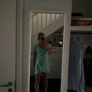 Turkos klänning  - Turkos klänning från Bohoo! Storlek 36 Säljer den för den är för kort på mig då jag är 178cm💖 Lappar kvar!!