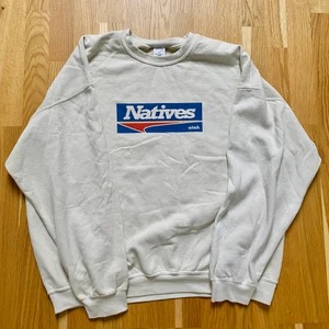 Vintage Sweatshirt  - Vintage sweatshirt från Urban outfitters. Knappt använd alls och i mycket bra skick. Oversized passform, passar bra från M-L.