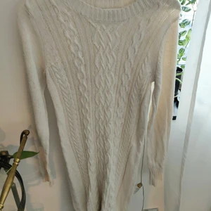 Stickad tröja  - Stickad tröja med guldtrådar från Lindex. Köparen står för frakten 🌼