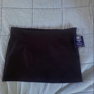 Svart miniskirt  - Svart miniskirt i storlek 38. Köpt på Nelly.com oanvänd. 