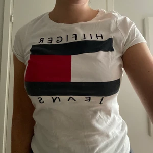 Tommy Hilfiger t-shirt  - En Tommy hilfiger tröja, använd någon enstaka gång. Den är som ny! 