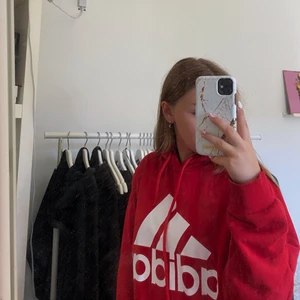 Röd adidas hoodie  - Säljer denna röda adidas tröjan är stl S från herravdelningen 