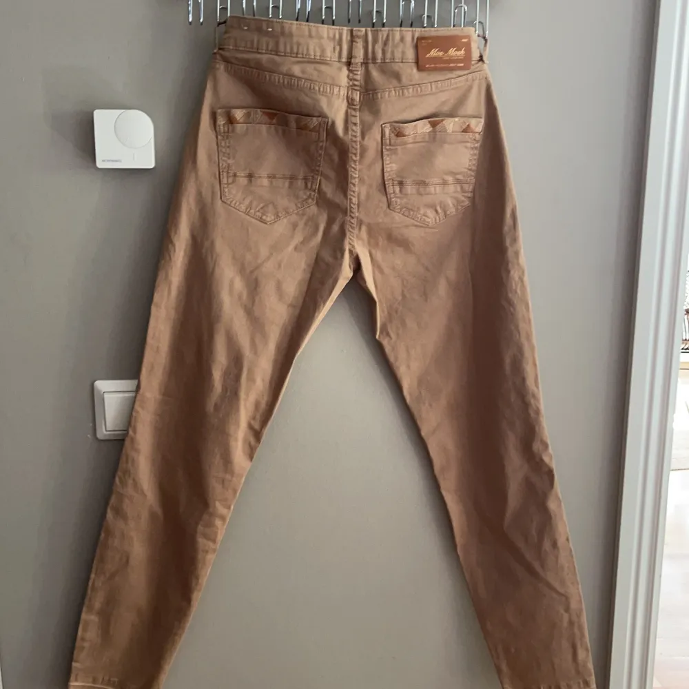 Mörkbeigea jeans från Mos Mosh storlek 28. Aldrig använda, fina detaljer nere vid ankeln och vid bakfickorna. . Jeans & Byxor.