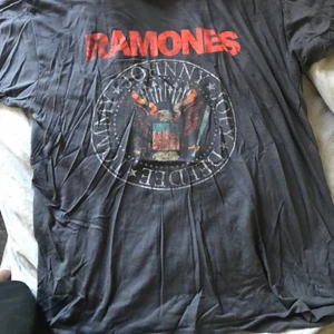 T-SHIRT FRÅN GINA TRICOT - Storlek XL