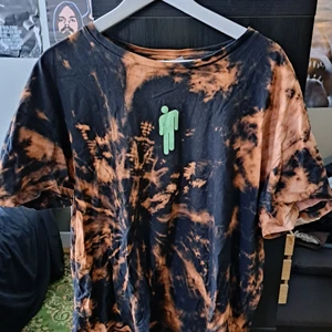 Billie eilish tshirt tiedye - Tshirt som jag tiedye blekt själv för att göra den mer unik. Oversized. Säljer för jag slutade lyssna på henne men älskar tröjan fortf :) 