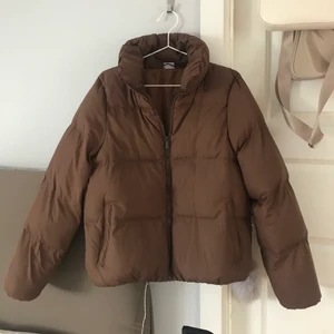 Puffer jacket  - Brun puffer jacket, som passar bra nu till både hösten/vinter som kommer nu!🍂❄️ (oversize i storleken) Använd 3-4 gånger, alltså väldigt fint skick.