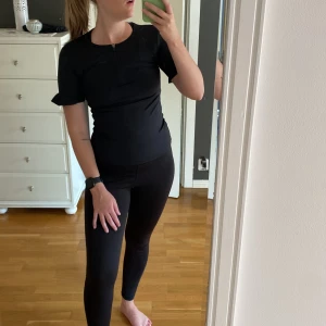 Träningstop Aim’n  - Träningströja från Aim’n i storlek S. Ganska tight passform så passar XS bra också. Volanger vid ärmarna & en dragkedja vid halsen. Logga på vänster bröst.