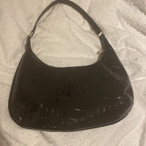 Handväska  - En svart handväska från Gina tricot. Säljer för 100kr använd 5 gånger. Den är inte trasig någonstans.💕