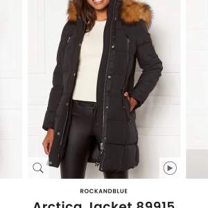 Hej , jag vill sälja min vinter jacka , rockandblue Arctica , storlek s   Priset kan diskuteras 