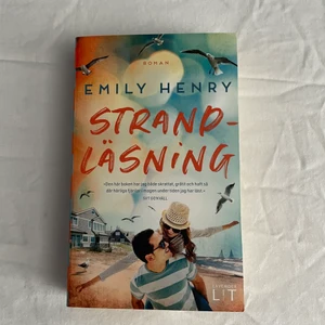 strandläsning av emily henry - booktok boken beach read på svenska 😍 superfint skick 