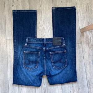 Säljer dessa super snygga crocker jeans! Midjemått ca 67cm Innerbenslängd ca 75cm Kan tyvärr inte visa bilder på då de är alldeles för små för mig😩 kan skicka fler bilder om det önskas!  TRYCK INTE PÅ KÖP DIREKT